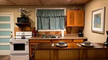 Refrigerador, microondas, parrilla de estufa y cafetera y tetera