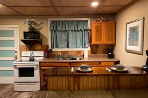 Jääkaappi, mikroaaltouuni, liesi, kahvin-/teenkeitin