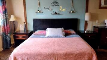 1 habitación, escritorio, tabla de planchar con plancha y ropa de cama