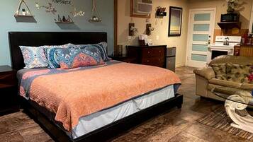 1 soveværelse, skrivebord, strygejern/strygebræt, sengetøj