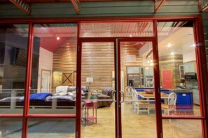 Ein Zimmer mit einem Bett, einem Schreibtisch, einem Stuhl und einem Esstisch.