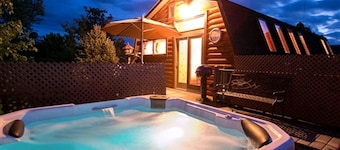 Romantic Forest Cabin with Amazing Private Deck and Spa in Ohio