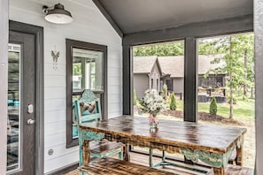 Outdoor dining - Delightful Cabin with Fire Pit and Hot-tub in Tracy City, Tennessee (Tracy City)