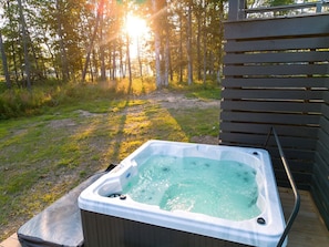 Outdoor spa tub - Delightful Cabin with Fire Pit and Hot-tub in Tracy City, Tennessee (Tracy City)