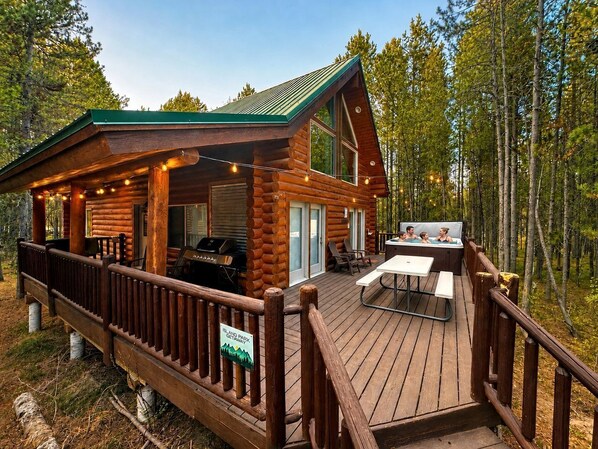 Outdoor dining - Outstanding Cabin with Hot-tub in Island Park, Idaho (Island Park)