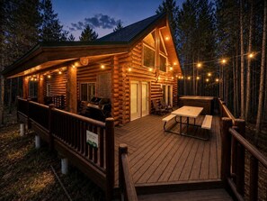 Outdoor dining - Outstanding Cabin with Hot-tub in Island Park, Idaho (Island Park)
