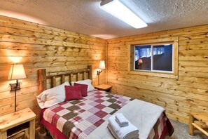 5 bedrooms, desk, iron/ironing board, WiFi - Outstanding Cabin with Hot-tub in Island Park, Idaho (Island Park)