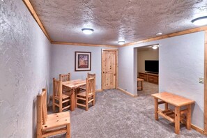 Dining - Outstanding Cabin with Hot-tub in Island Park, Idaho (Island Park)