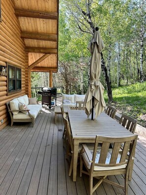 Outdoor dining - Magnificent Cabin with Spa and Luxurious Interior in Wyoming (Alpine)