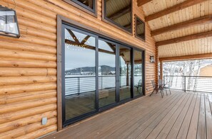 Terrace/patio - Magnificent Cabin with Spa and Luxurious Interior in Wyoming (Alpine)