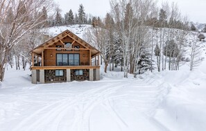 Exterior - Magnificent Cabin with Spa and Luxurious Interior in Wyoming (Alpine)