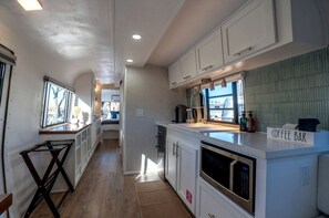 Cafetera o tetera, microondas, hervidor eléctrico y utensilios de cocina