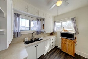 Private kitchen - Vintage Cabin Perfect for Families and Outdoor Activities in Ranchester, Wyoming (Ranchester)