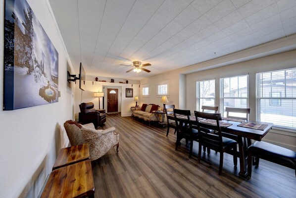 Living area - Vintage Cabin Perfect for Families and Outdoor Activities in Ranchester, Wyoming (Ranchester)