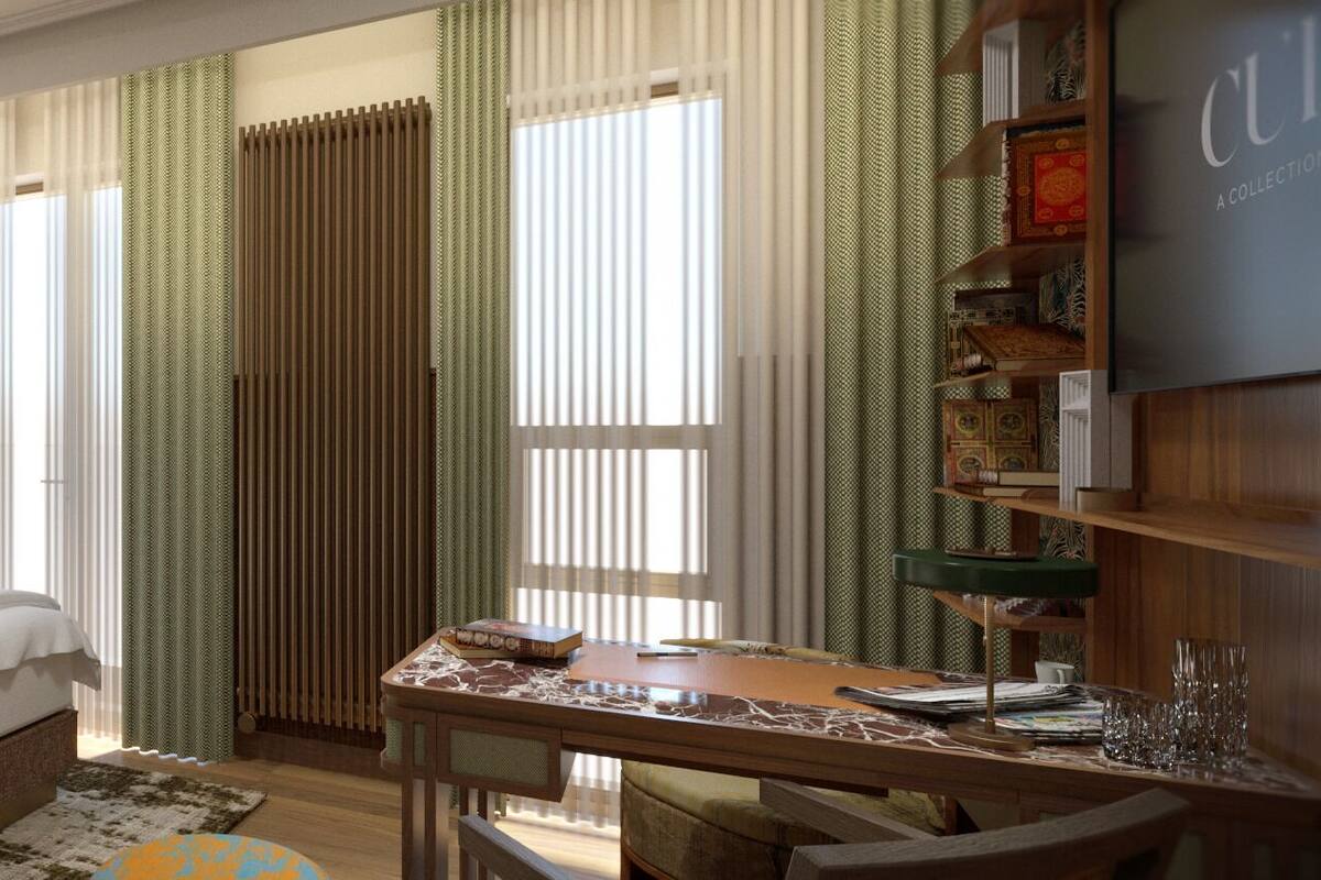 Brankas, meja kerja, ruang kerja ramah laptop, dan tirai kedap cahaya