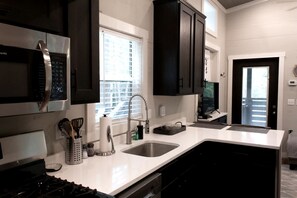 Microwave, stovetop, coffee/tea maker, toaster - Impressive Cottage with Barbecue in Monteagle, Tennessee (Monteagle)