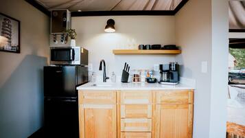 Kylskåp, mikrovågsugn, kaffe- och tebryggare och grytor/köksredskap