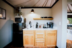 Kylskåp, mikrovågsugn, kaffe- och tebryggare och grytor/köksredskap