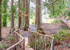 Property grounds - Relaxing Tree House in Sequim, Washington, Perfect for a Glamping Getaway to Olympic National Park (Sequim)