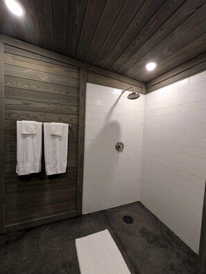 Bathroom - Romantic Safari Tent Hideaway Surrounded by Majestic Mountains near the Sparkling Lake in Branson Missouri (Branson)