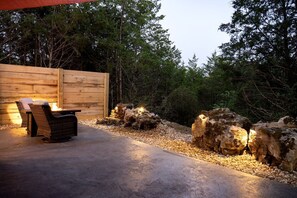 Property grounds - Romantic Safari Tent Hideaway Surrounded by Majestic Mountains near the Sparkling Lake in Branson Missouri (Branson)
