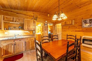 Dining - Gorgeous Log Cabin for Lakeside Glamping with Family or Friends in Ely, Minnesota (Ely)