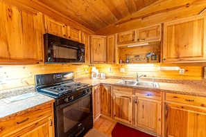 Private kitchen - Gorgeous Log Cabin for Lakeside Glamping with Family or Friends in Ely, Minnesota (Ely)