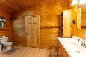 Toilet paper - Gorgeous Log Cabin for Lakeside Glamping with Family or Friends in Ely, Minnesota (Ely)