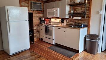 Kühlschrank, Mikrowelle, Herdplatte, Wasserkocher mit Kaffee-/Teezubehör