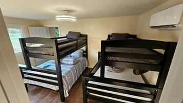 4 bedrooms, desk, WiFi, bed sheets