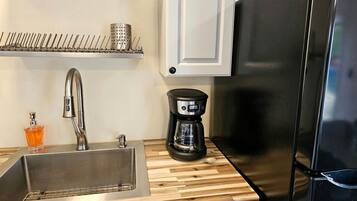 Coffee/tea maker, fridge, microwave, oven