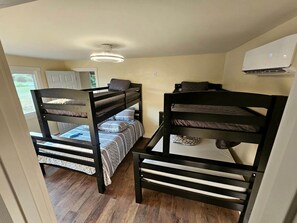 書桌、Wi-Fi、床單