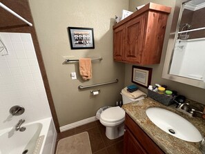 Jetted bath, towels, soap, shampoo - Overview Captain's Cabin | Perfect for Water Activities (Graford)