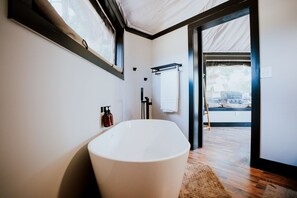 Whirlpool, Handtücher, Seife, Shampoo