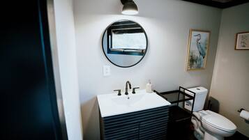 Jetted tub, towels, soap, shampoo