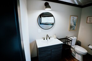 Bubbelbadkar, handdukar, tvål och schampo