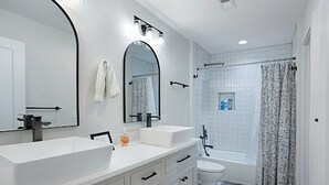 Séchoir à cheveux, serviettes fournies, savon, shampooing