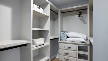 4 bedrooms, desk, iron/ironing board, travel crib