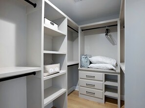 4 chambres, bureau, fer et planche à repasser, lit parapluie