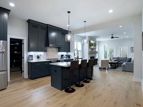 Fridge, microwave, stovetop, dishwasher