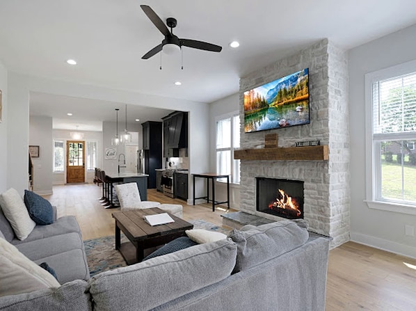 TV, fireplace
