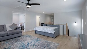 4 chambres, bureau, fer et planche à repasser, lit de bébé portatif