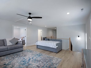 4 chambres, bureau, fer et planche à repasser, lit de bébé portatif
