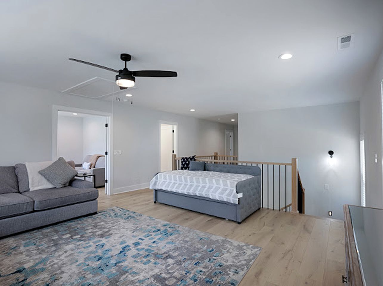 4 habitaciones, escritorio y tabla de planchar con plancha 