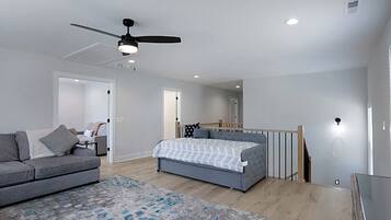 4 habitaciones, escritorio y tabla de planchar con plancha