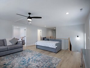 4 slaapkamers, een bureau, een strijkplank/strijkijzer, reisbedje