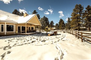 A house with a covered porch, a fenced outdoor area, and snow-covered ground. - Cozy and Pet Friendly Cottage a Moment's Drive from the Grand Canyon National Park, Arizona (Williams)