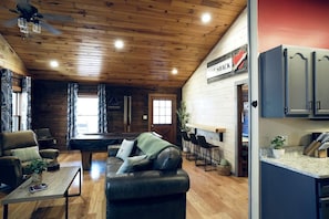 TV, fireplace, DVD player - Relaxing Cabin with Hot-tub and Pool Table in Sevierville, Tennessee (Sevierville)