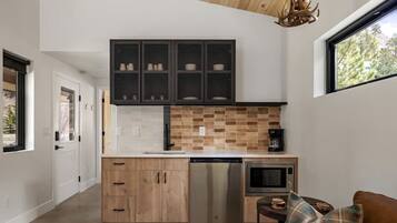 Kühlschrank, Mikrowelle, Wasserkocher mit Kaffee-/Teezubehör, Toaster