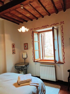 3 habitaciones, tabla de planchar con plancha, wifi y ropa de cama
